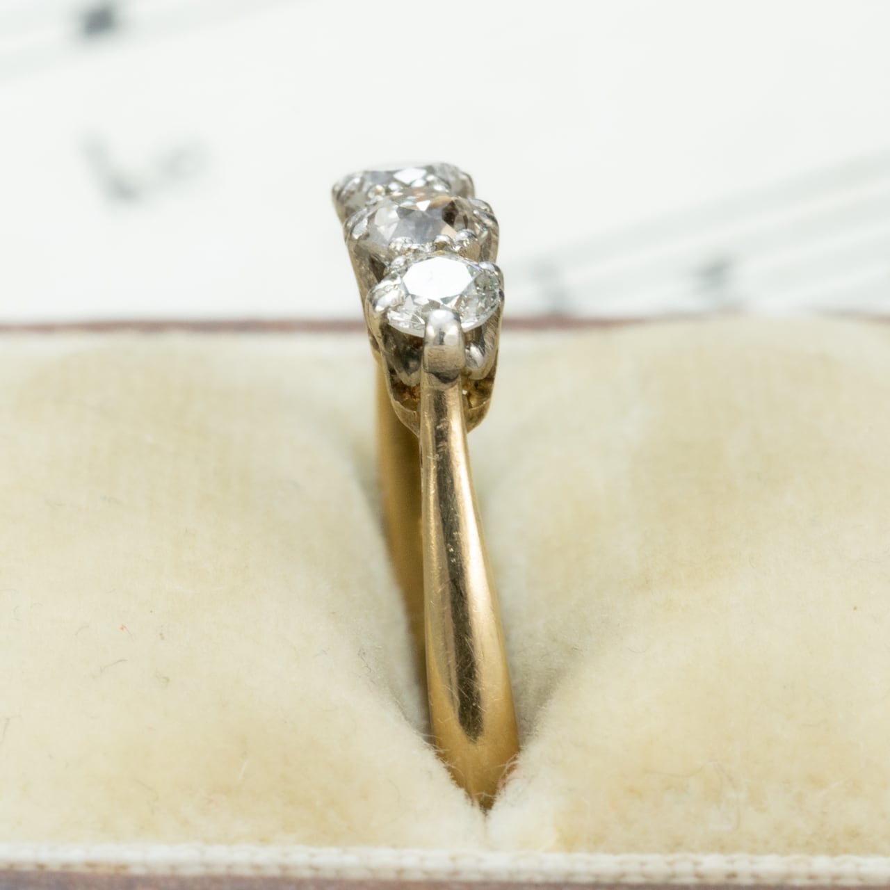イギリス  アンティークジュエリー 3stone K18 /Pt  ゴールド コンビカラー シンプルデザイン リング オールドカットダイヤモンド 約0.2ct  1900年初頭頃  DR00726
