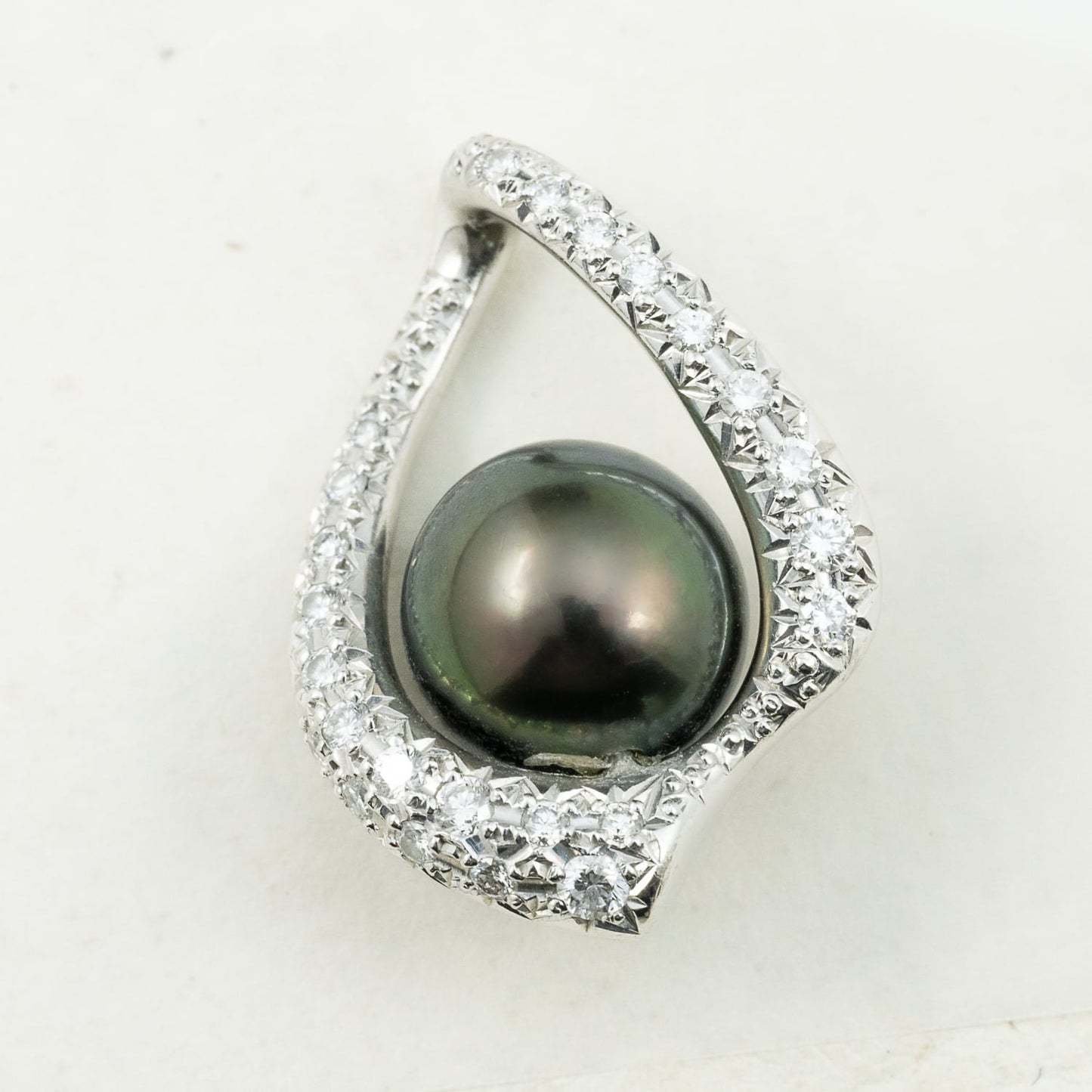 K18WG 黒蝶真珠 ピーコックカラー ダイヤモンド  0.25ct  4.0g 9.0mm珠 MOP00274