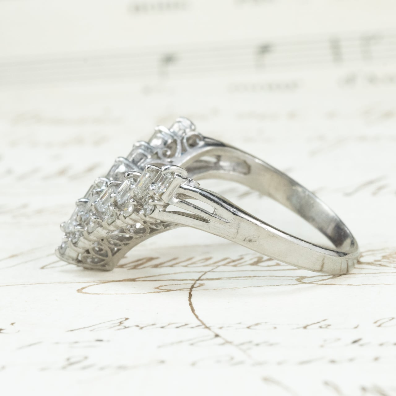 【日本の作品】ヴィンテージ 昭和ジュエリー Pt900 ダイヤモンド 0.7ct V字シェイプ 透かし レトロ デザイン シルバーカラー リング OKR00205