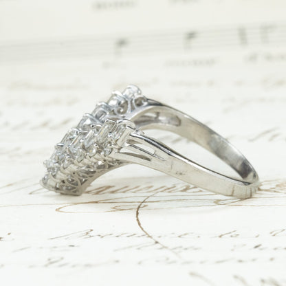 【日本の作品】ヴィンテージ 昭和ジュエリー Pt900 ダイヤモンド 0.7ct V字シェイプ 透かし レトロ デザイン シルバーカラー リング OKR00205