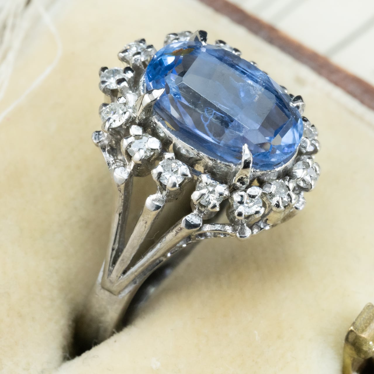 Pt900 昭和ザマスリング 非加熱ブルーサファイヤ 3.903ct ダイヤモンド0.35   〜遥か遠き氷の国のご令嬢リング〜OKR00249
