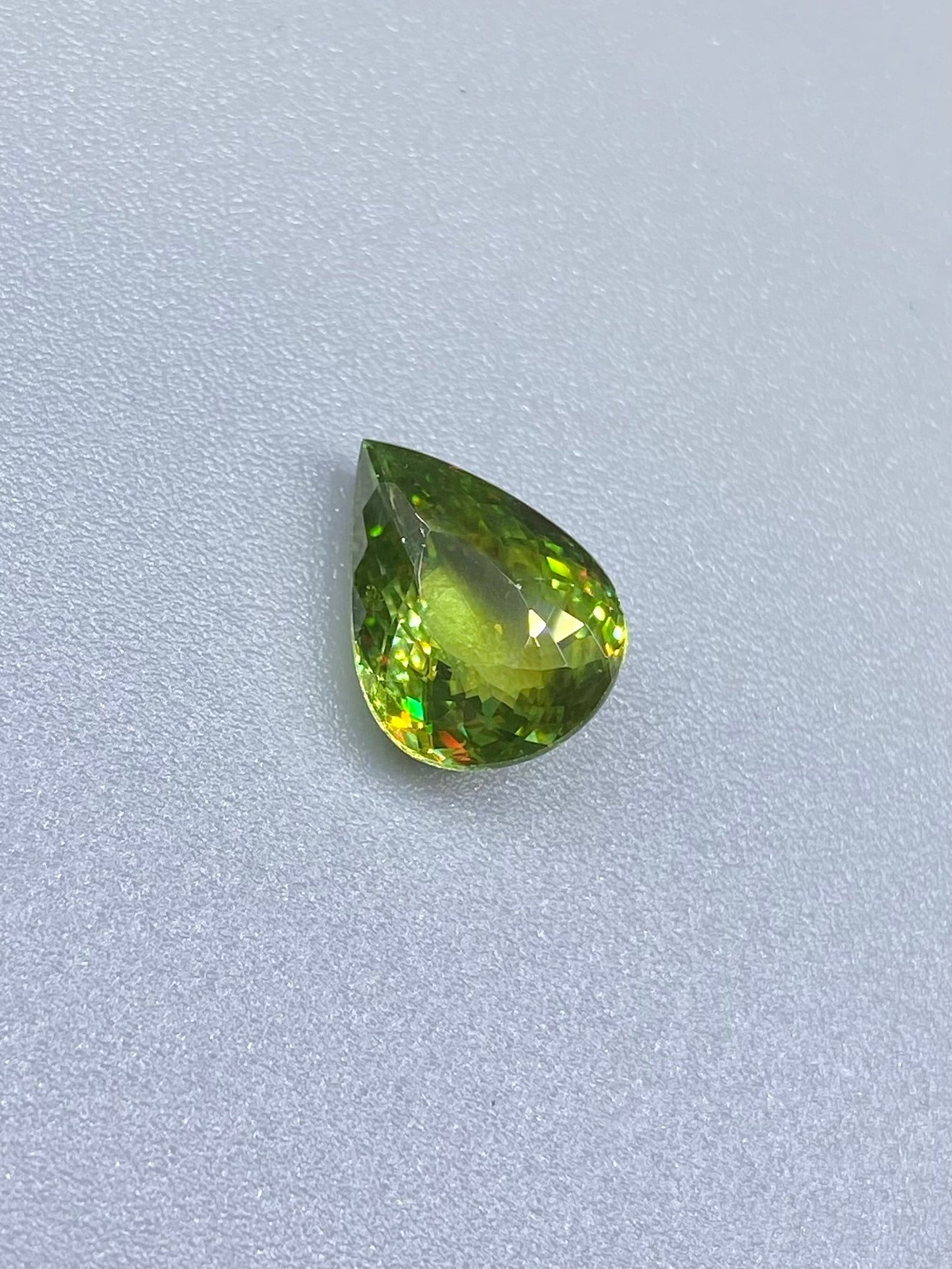 はっきり美しい緑茶系スフェーン 3.29ct ルースペアシェイプ 動画リンク Twitter/Xあり 3枚目