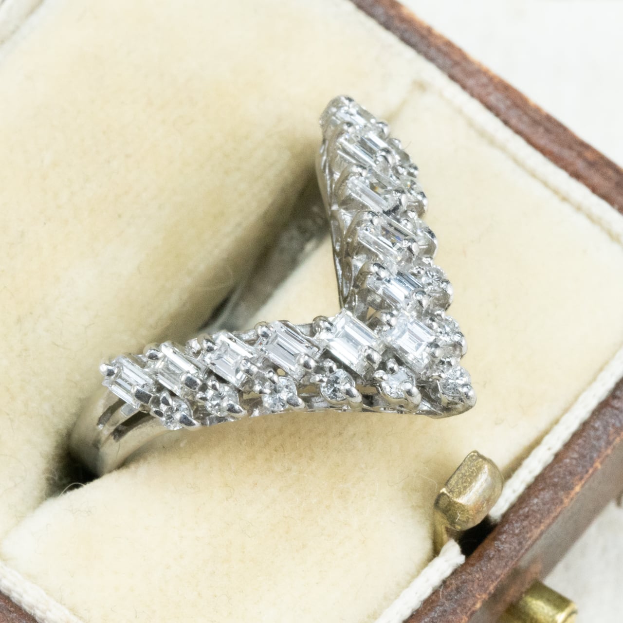 【日本の作品】ヴィンテージ 昭和ジュエリー Pt900 ダイヤモンド 0.7ct V字シェイプ 透かし レトロ デザイン シルバーカラー リング OKR00205