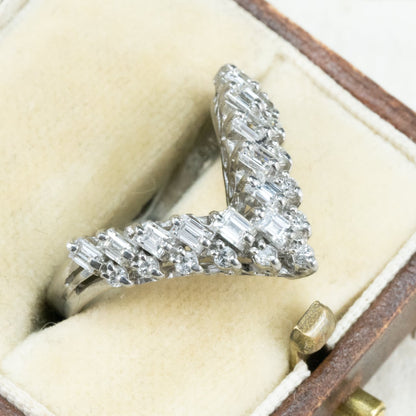 【日本の作品】ヴィンテージ 昭和ジュエリー Pt900 ダイヤモンド 0.7ct V字シェイプ 透かし レトロ デザイン シルバーカラー リング OKR00205
