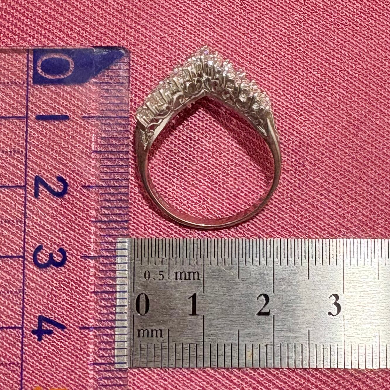 【日本の作品】ヴィンテージ 昭和ジュエリー Pt900 ダイヤモンド 0.7ct V字シェイプ 透かし レトロ デザイン シルバーカラー リング OKR00205