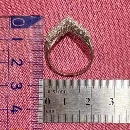 【日本の作品】ヴィンテージ 昭和ジュエリー Pt900 ダイヤモンド 0.7ct V字シェイプ 透かし レトロ デザイン シルバーカラー リング OKR00205