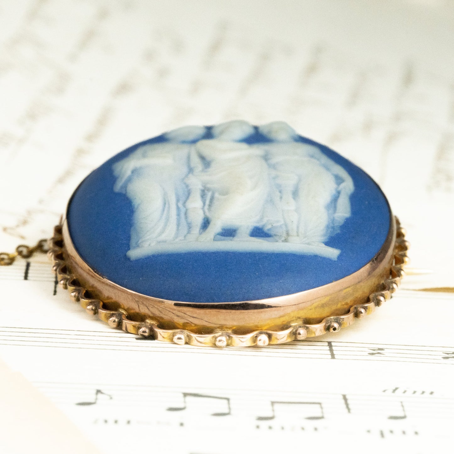 K９イギリス ウエッジウッド wedgwood ヴィンテージ カメオ ブローチ 〜空の青に魅せられて…女神達の語らい〜 MOBR00027