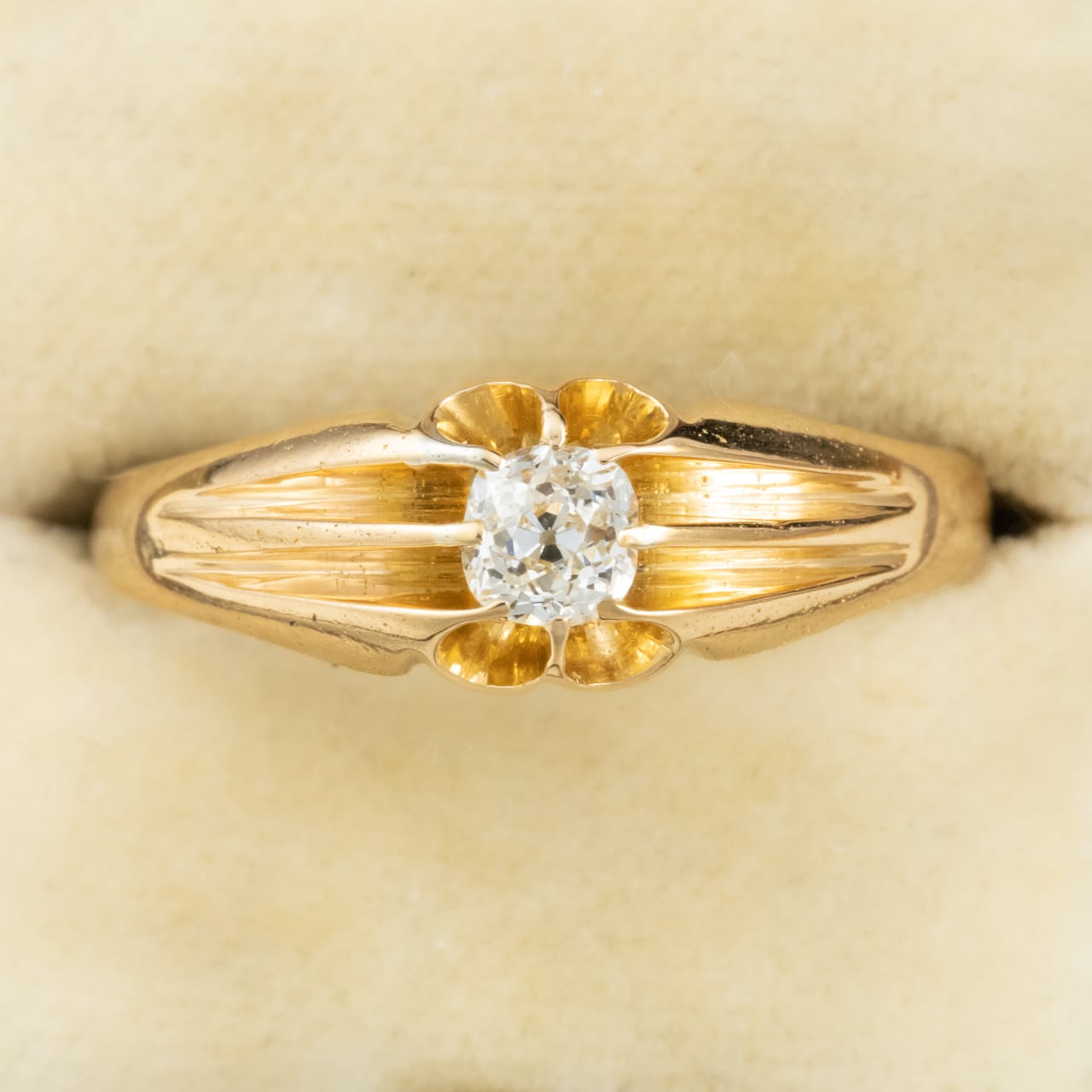 イギリスアンティーク ジュエリー K18 オールドマインカットダイヤモンド 約0.5ct ベルチャーセッティング 1905年製 バーミンガム 彫り装飾 ゴールド リング DR00776  Daisy Ring
