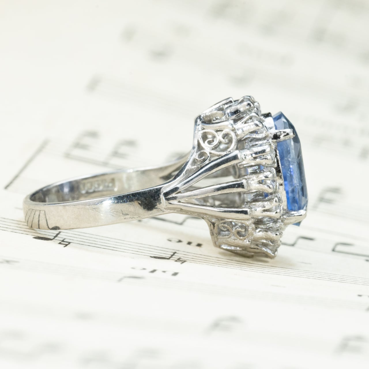 Pt900 昭和ザマスリング 非加熱ブルーサファイヤ 3.903ct ダイヤモンド0.35   〜遥か遠き氷の国のご令嬢リング〜OKR00249