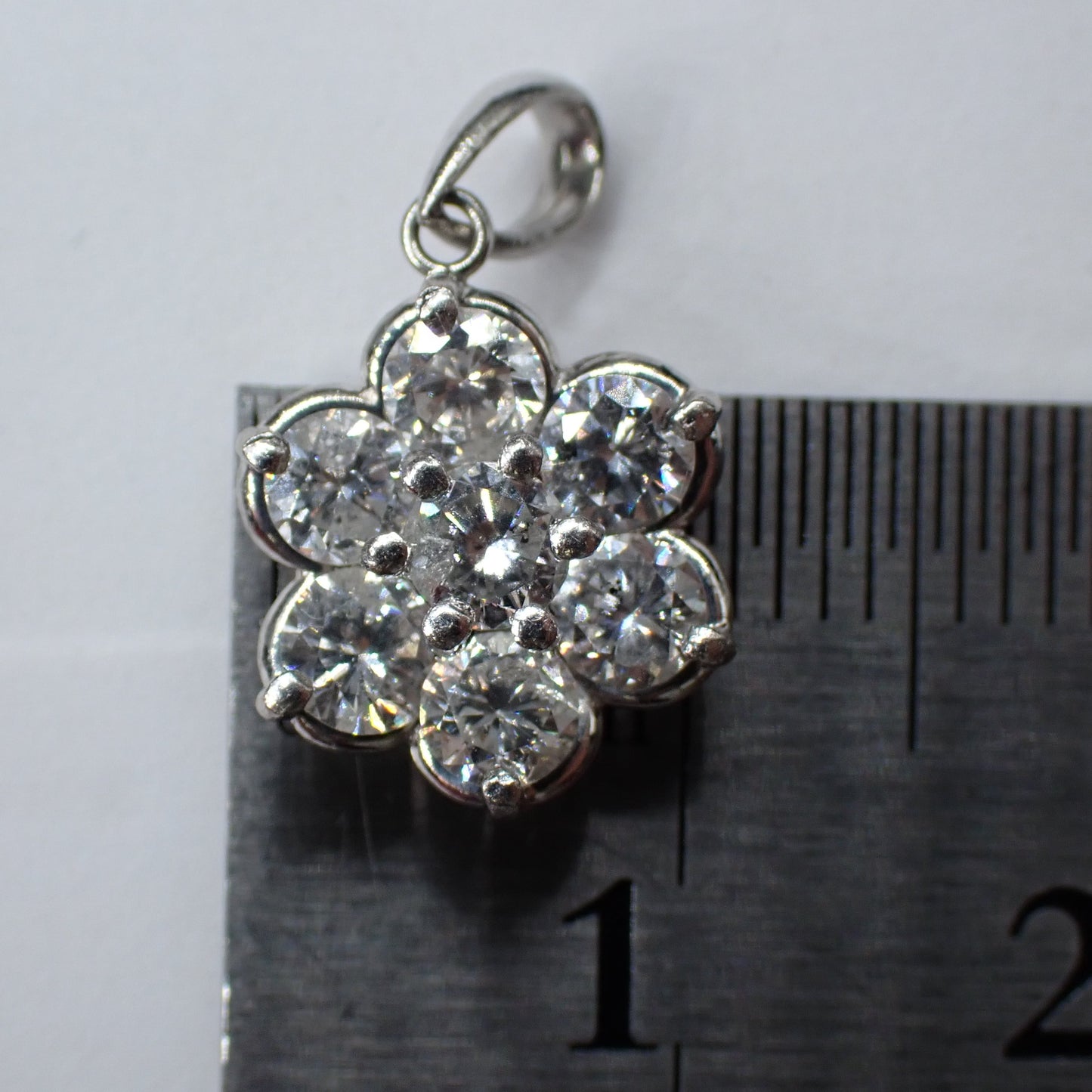 Pt900 ダイヤモンド1.02ct フラワー クラスター ペンダント トップ チャーム ヴィンテージ 小花デザイン 上品な輝き MOP00239