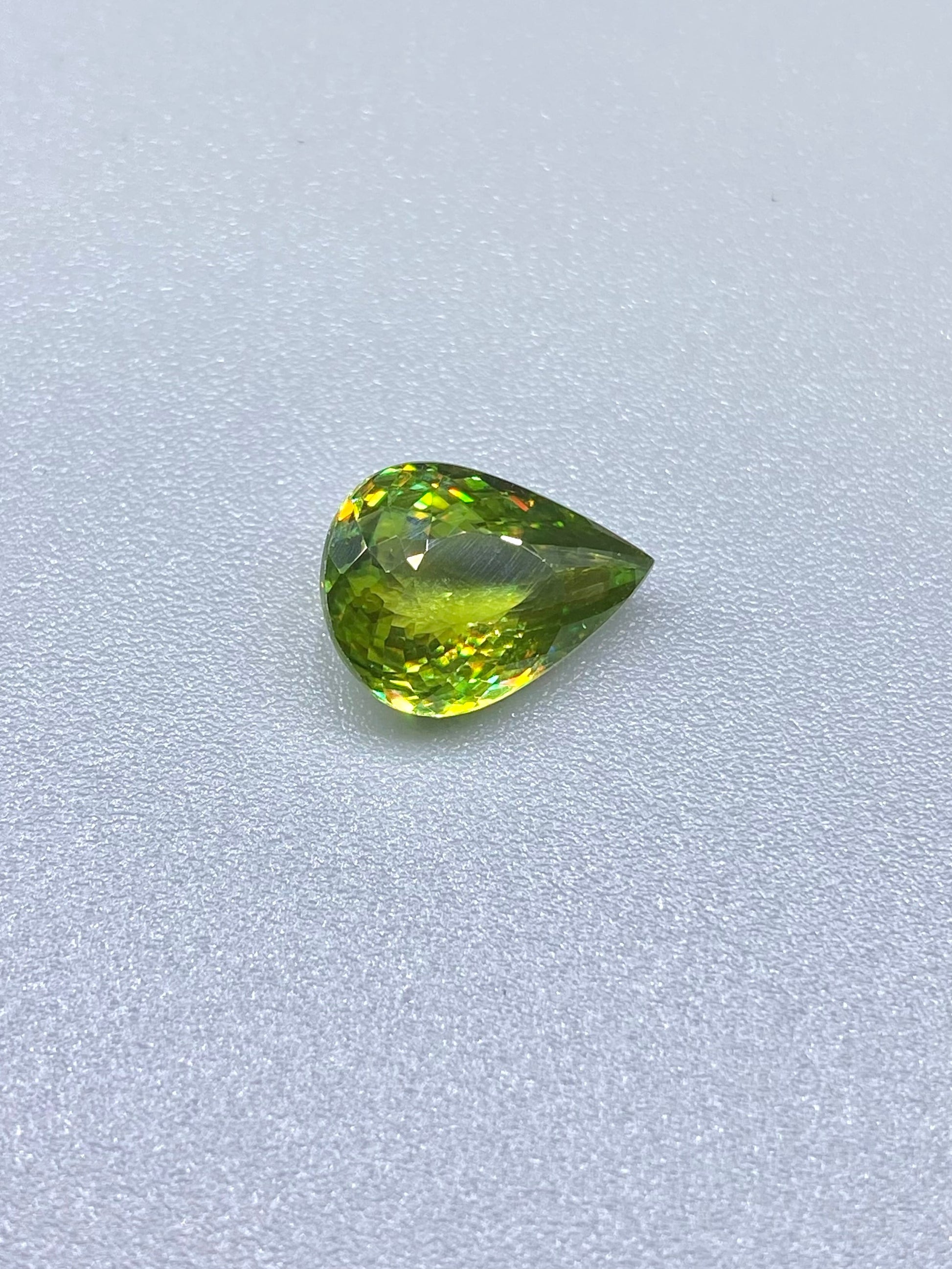 はっきり美しい緑茶系スフェーン 3.29ct ルースペアシェイプ 動画リンク Twitter/Xあり 4枚目
