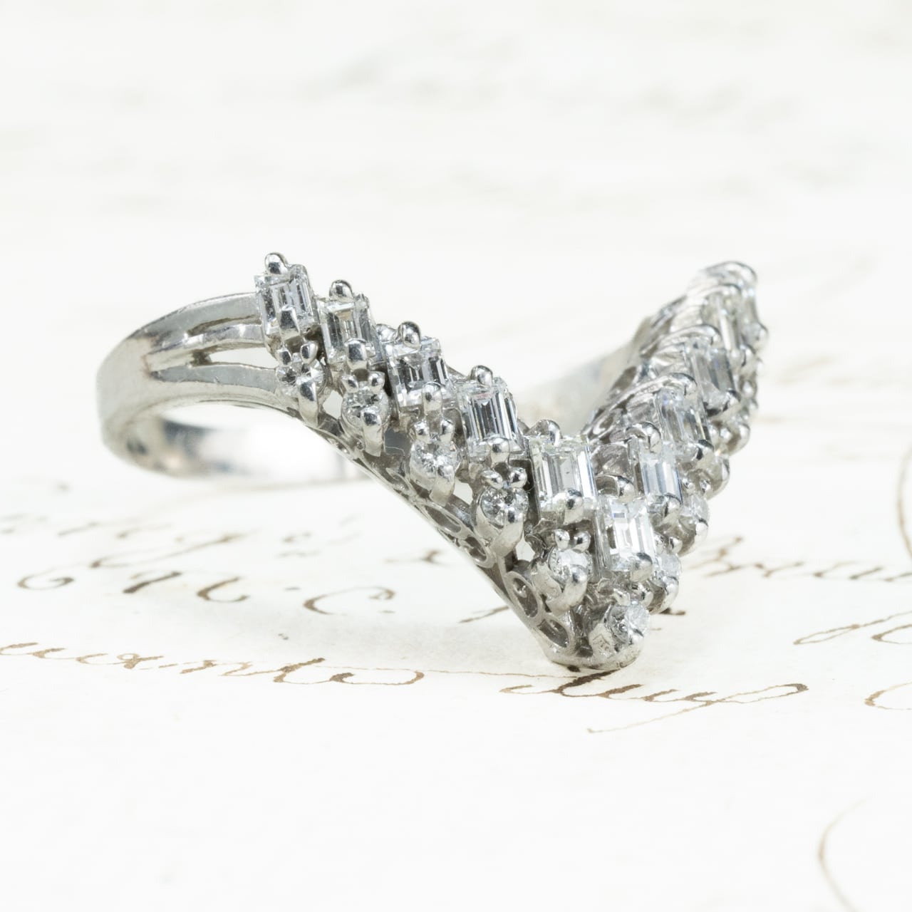 【日本の作品】ヴィンテージ 昭和ジュエリー Pt900 ダイヤモンド 0.7ct V字シェイプ 透かし レトロ デザイン シルバーカラー リング OKR00205