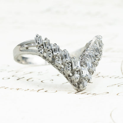 【日本の作品】ヴィンテージ 昭和ジュエリー Pt900 ダイヤモンド 0.7ct V字シェイプ 透かし レトロ デザイン シルバーカラー リング OKR00205
