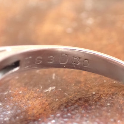 昭和レトロ ヴィンテージジュエリー 透かし 和デコ ザマス デザインリング 指輪 Pt900 エメラルド 0.83ct ダイヤモンド 1.3ct シルバーカラー MOR00699