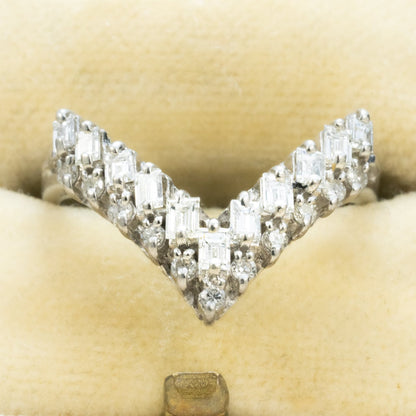 【日本の作品】ヴィンテージ 昭和ジュエリー Pt900 ダイヤモンド 0.7ct V字シェイプ 透かし レトロ デザイン シルバーカラー リング OKR00205