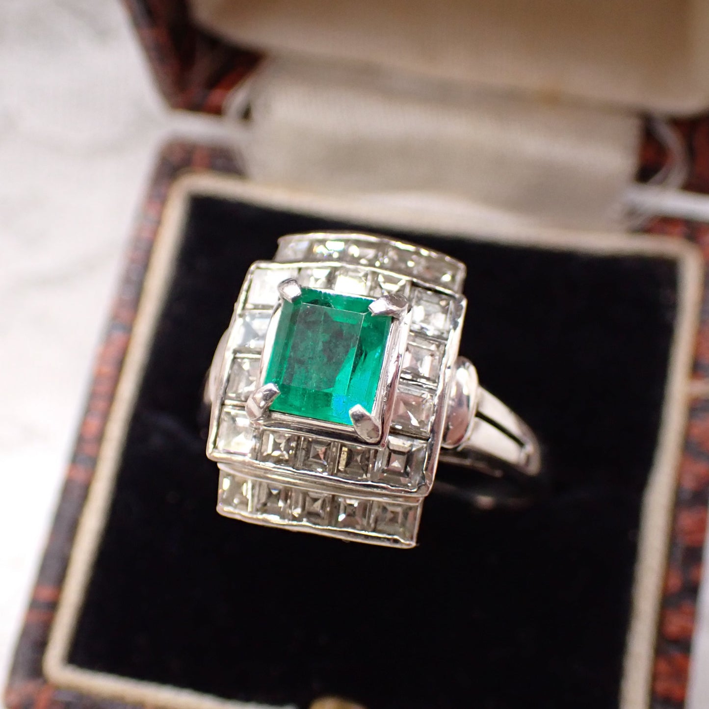 昭和レトロ ヴィンテージジュエリー 透かし 和デコ ザマス デザインリング 指輪 Pt900 エメラルド 0.83ct ダイヤモンド 1.3ct シルバーカラー MOR00699