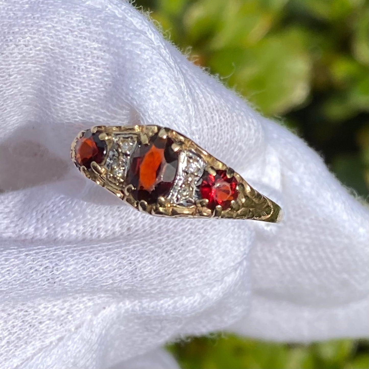 イギリス ヴィンテージリング 1988年 ヴィクトリアンテイストなドレッシィなデザインリング ガーネットとダイヤモンドの7ストーンリング DR00522