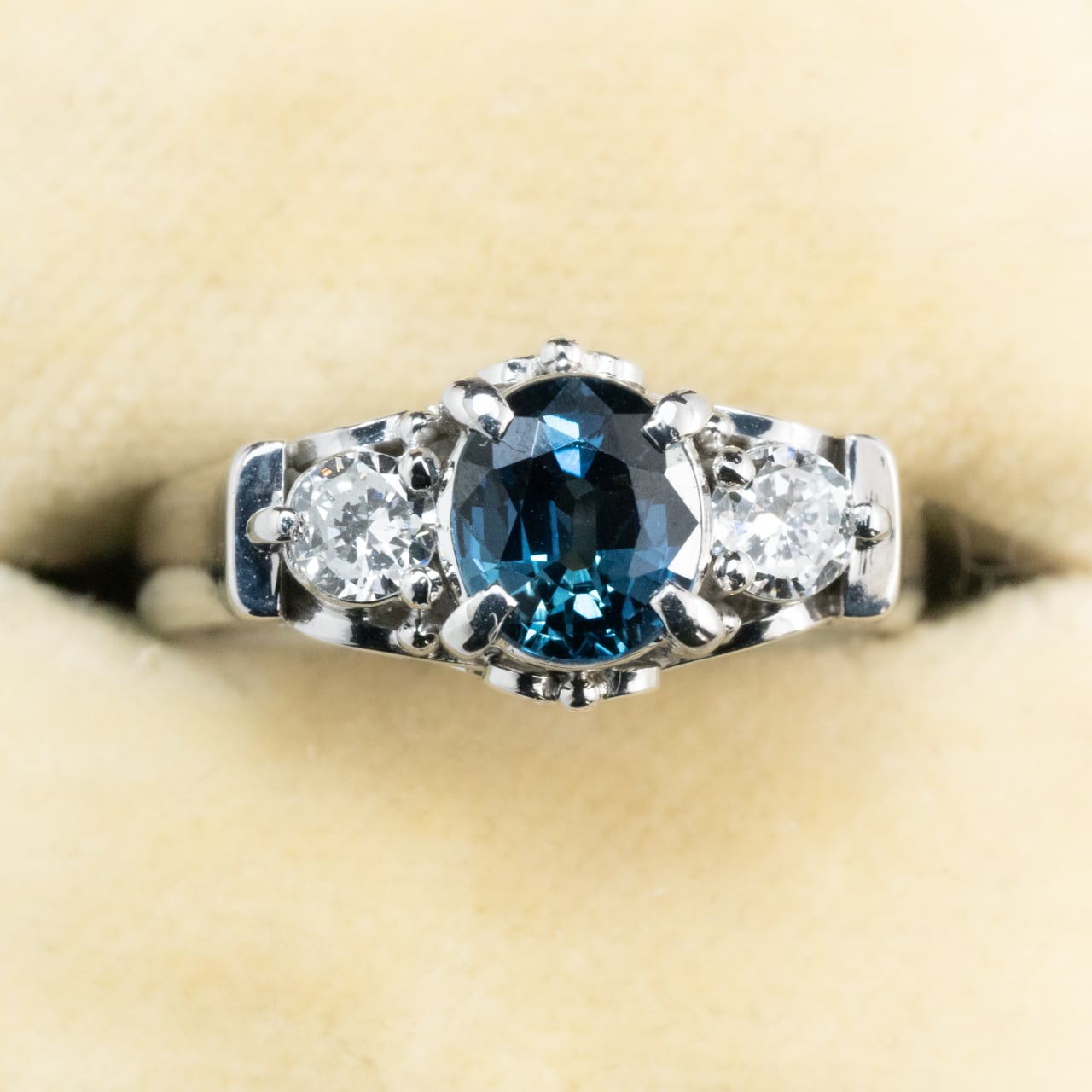 Pt900 天然サファイア 2.47ct × ダイヤモンド  昭和レトロ リング｜3ストーン 透かし細工  ゴージャス ヴィンテージジュエリー 9.5号｜DaisyRing OKR00228
