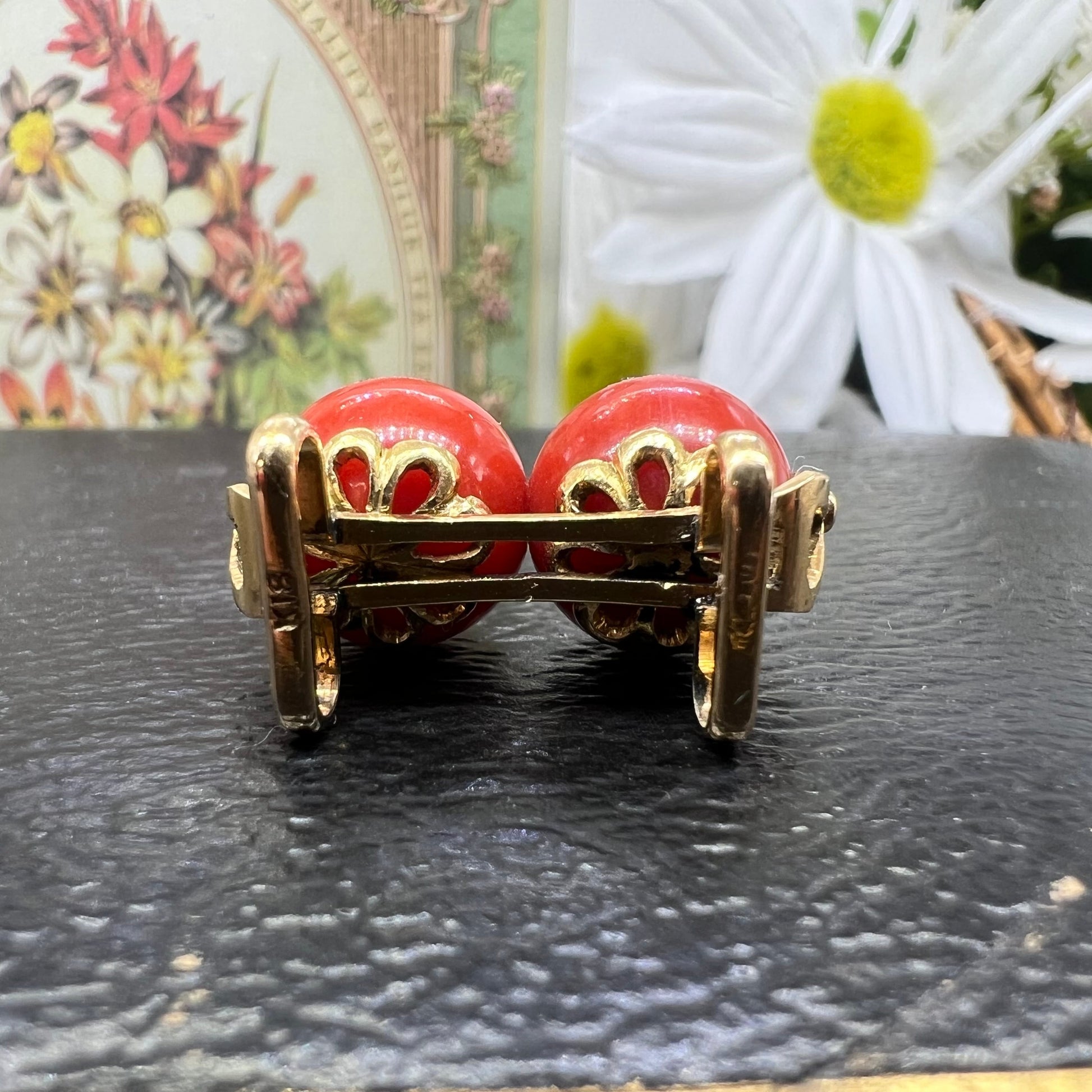 昭和ジュエリー 赤珊瑚 サンゴ 帯留め K18 ヴィンテージ 昭和レトロ コーラル 2珠 和装ジュエリー 帯どめ MOTH00026