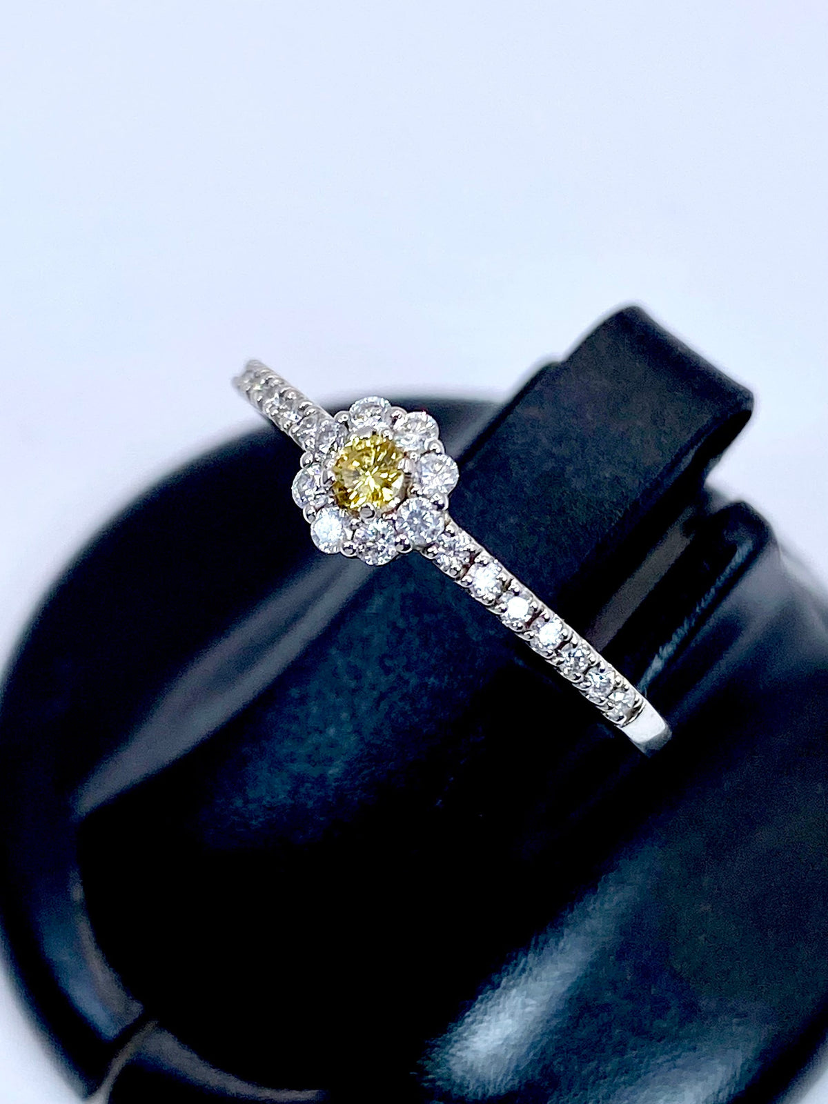 FANCY VIVID YELLOW ダイヤモンド 0.055ct / ダイヤモンド 計0.19ct Pt950 リング 12号【リフレッシュメント(新品仕上げ・補修・洗浄等済)】【3日以内返品可（※カード/キャリア決済の場合）】