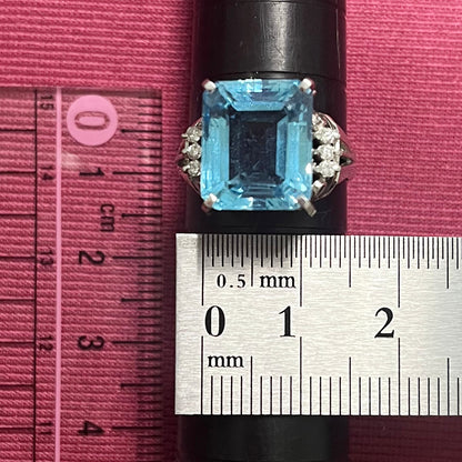昭和レトロ デザイン リング ヴィンテージ Pt900 ブルートパーズ ダイヤモンド  昭和ジュエリーの魅力 大粒ブルートパーズが輝く優雅な一品 MR00745