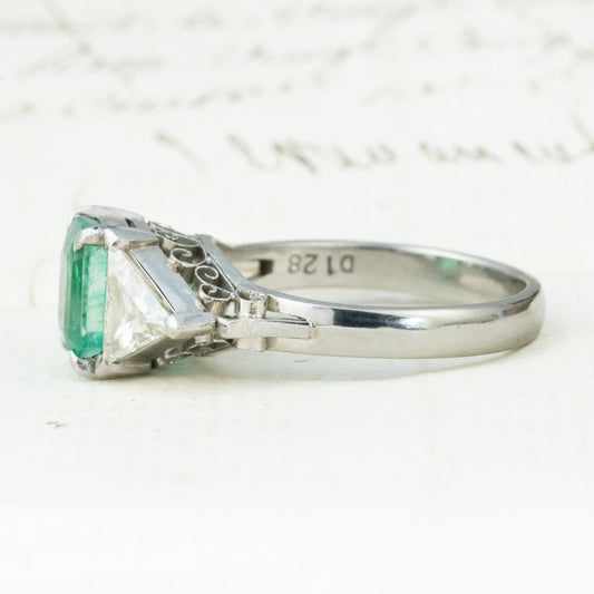 昭和レトロ Pt900 エメラルドリング 2.02ct / トリリアントカット ダイヤモンド 1.28ct ヴィンテージジュエリー ～顔まで美しい　トリリアントカットを添えたエメラルドヴィンテージリング ～