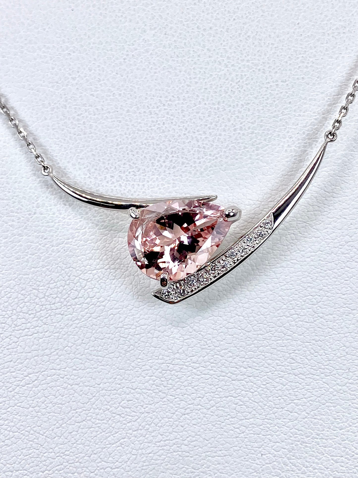 【新品】モルガナイト 4.16ct / ダイヤモンド 計0.08ct Pt900/850 ネックレス【新品】【3日以内返品可（※カード/キャリア決済の場合）】