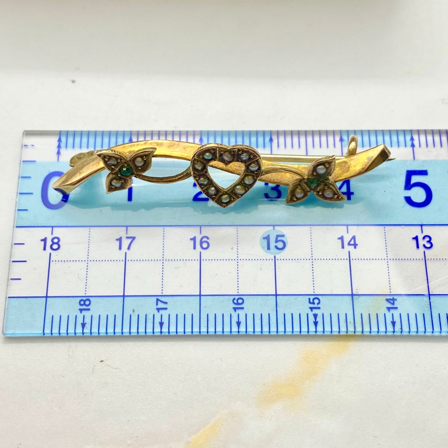 イギリス アンティークジュエリー ブローチ ハートとシャムロック（三つ葉）のブローチ  K9 パールと緑石   1901年  DBR00098