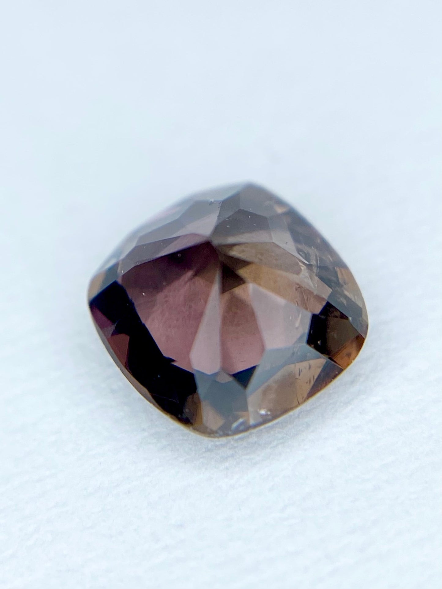 アキシナイト 0.68ct ルース 4枚目