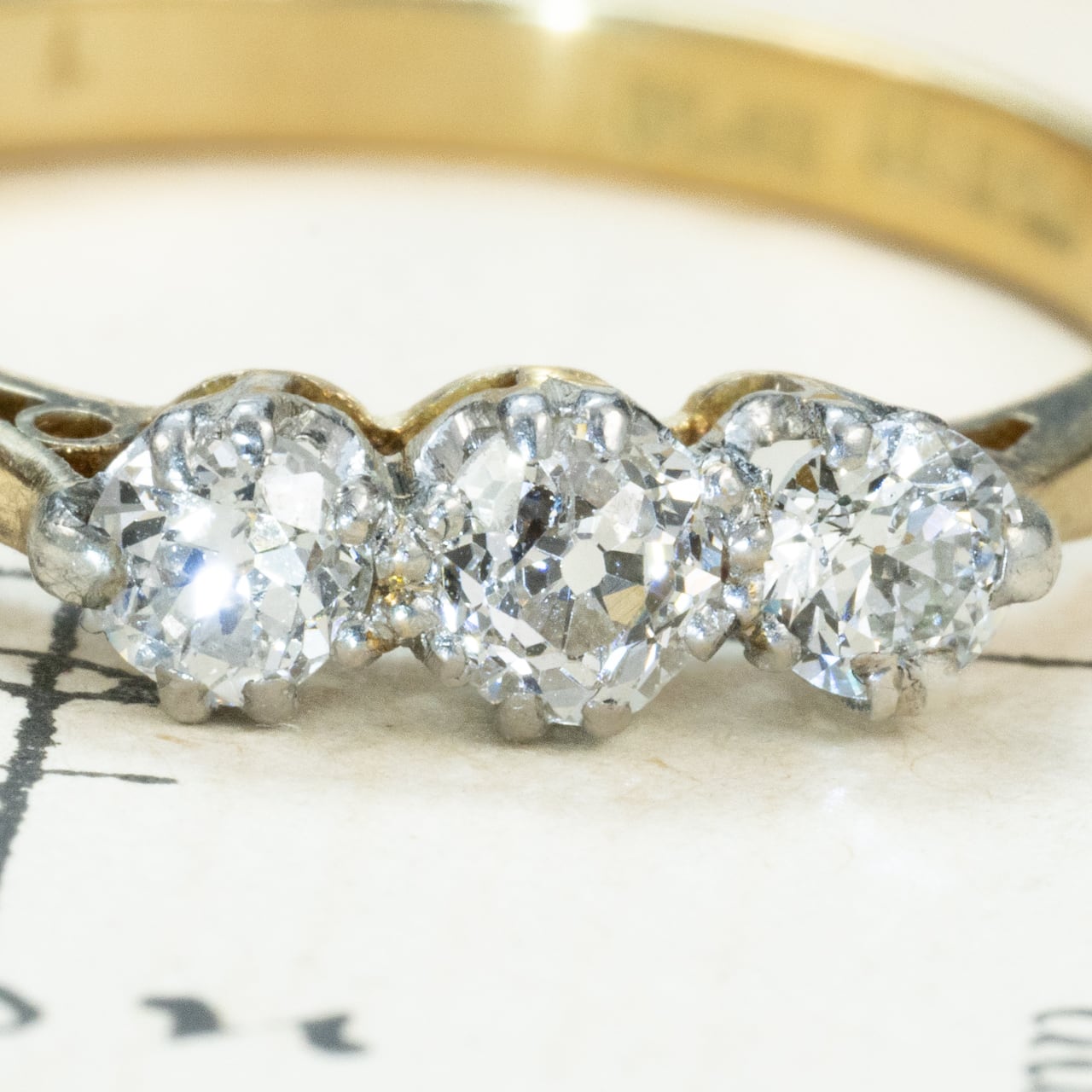 イギリス  アンティークジュエリー 3stone K18 /Pt  ゴールド コンビカラー シンプルデザイン リング オールドカットダイヤモンド 約0.2ct  1900年初頭頃  DR00726