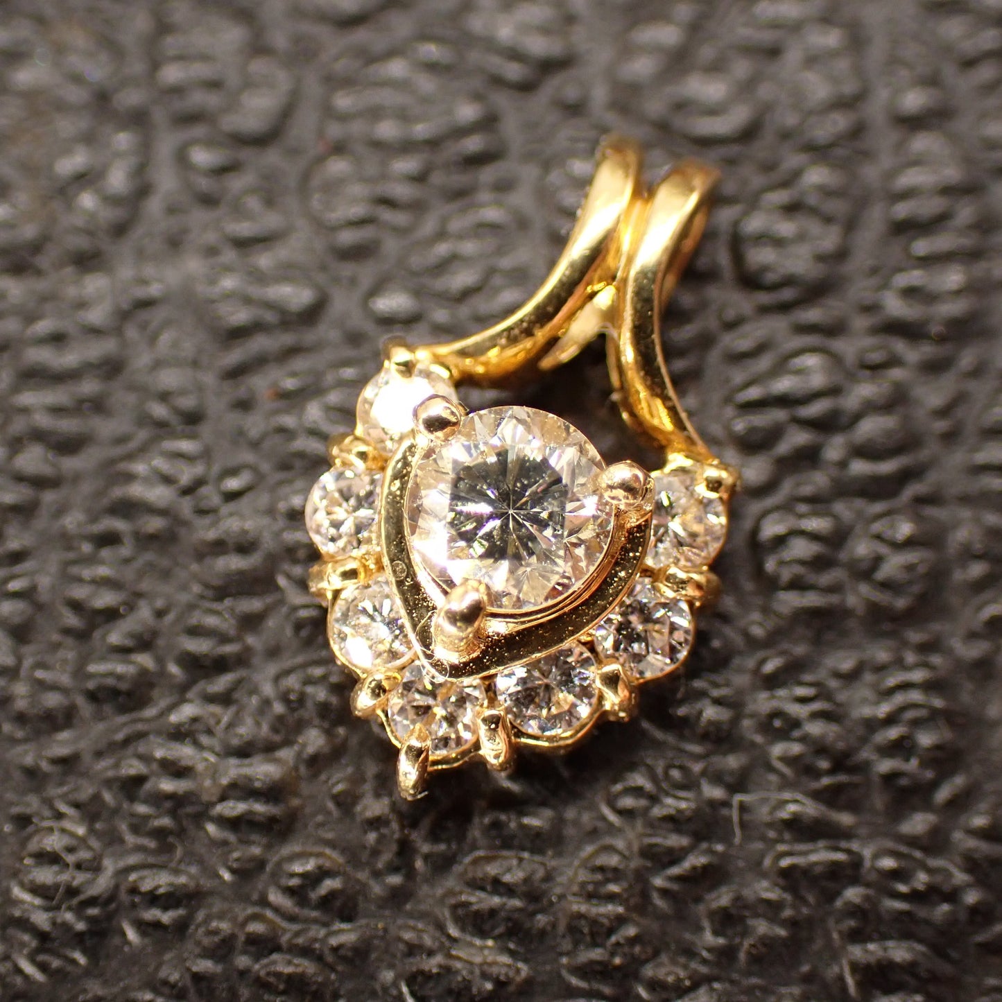 K18 ダイヤモンド 0.27ct ペンダントトップ 取り巻き ヘイロー ハートモチーフ調 シンプル 上品 普段使い 一点物 ジュエリーMOP00256