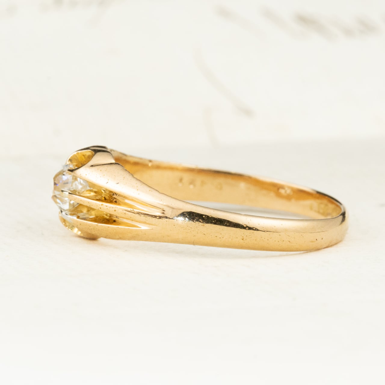 イギリスアンティーク ジュエリー K18 オールドマインカットダイヤモンド 約0.5ct ベルチャーセッティング 1905年製 バーミンガム 彫り装飾 ゴールド リング DR00776  Daisy Ring