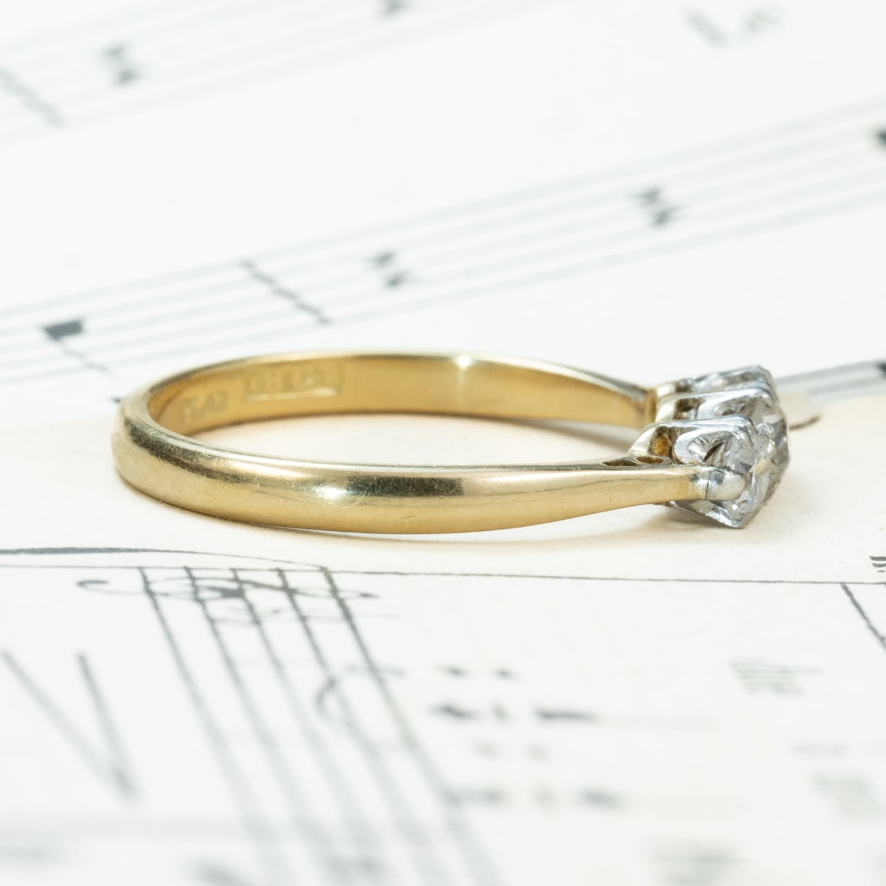 イギリス  アンティークジュエリー 3stone K18 /Pt  ゴールド コンビカラー シンプルデザイン リング オールドカットダイヤモンド 約0.2ct  1900年初頭頃  DR00726