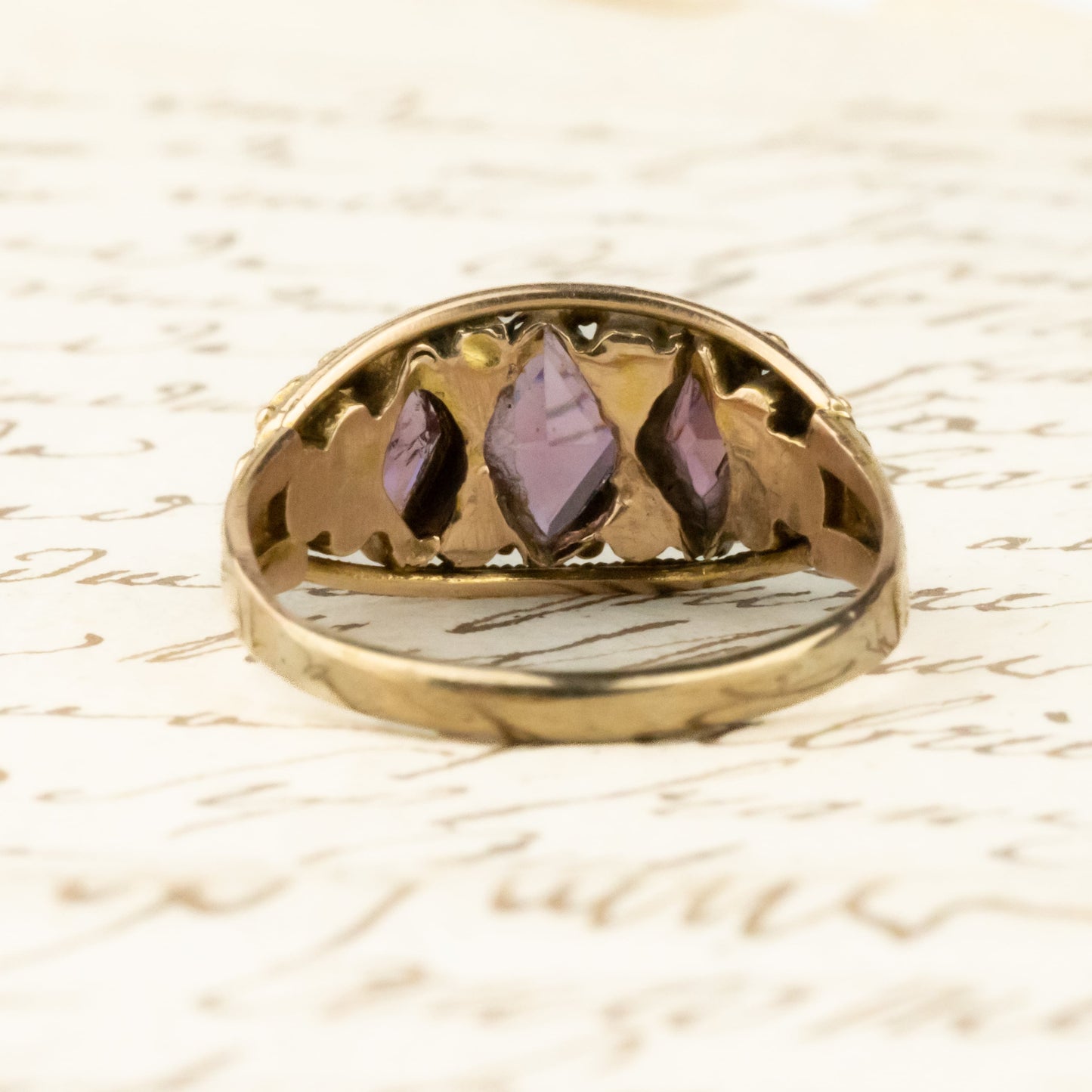 アンティークジュエリー イギリス アンティークリング〜ダイヤ型のガーネットと真珠と彫りが可愛い作品〜K9 DR00547