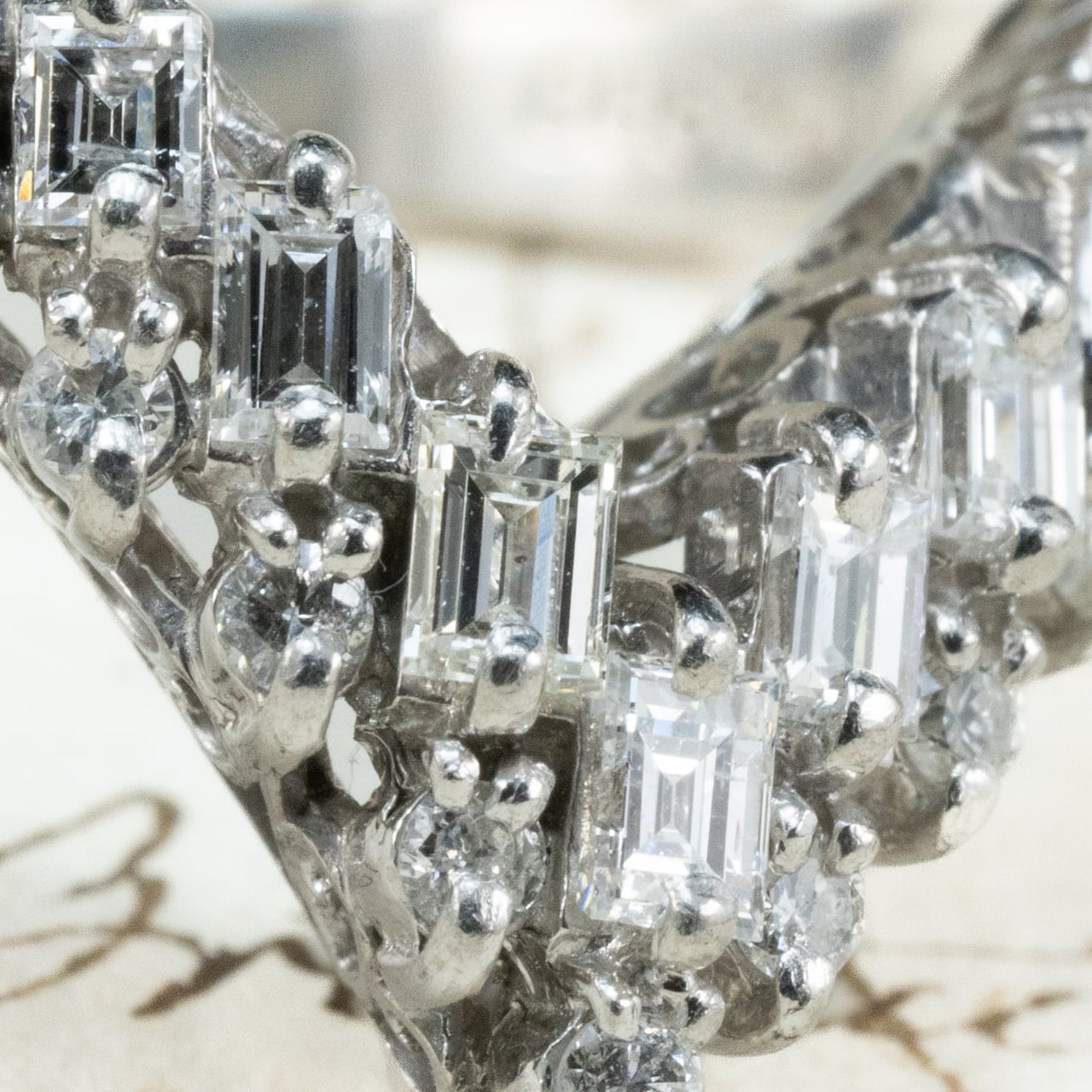 【日本の作品】ヴィンテージ 昭和ジュエリー Pt900 ダイヤモンド 0.7ct V字シェイプ 透かし レトロ デザイン シルバーカラー リング OKR00205