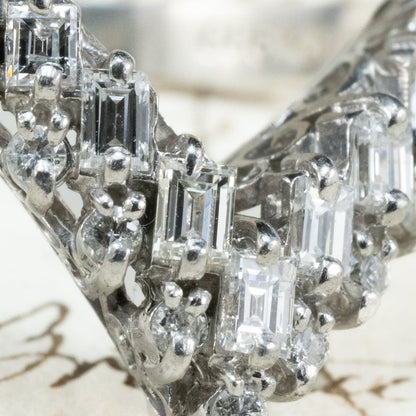 【日本の作品】ヴィンテージ 昭和ジュエリー Pt900 ダイヤモンド 0.7ct V字シェイプ 透かし レトロ デザイン シルバーカラー リング OKR00205