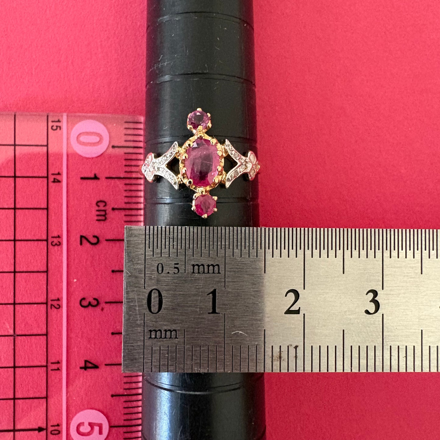 K18 ルビー ダイヤモンド リング｜フランス1900年頃 三石を縦に連ねたアンティークデザイン DR00789