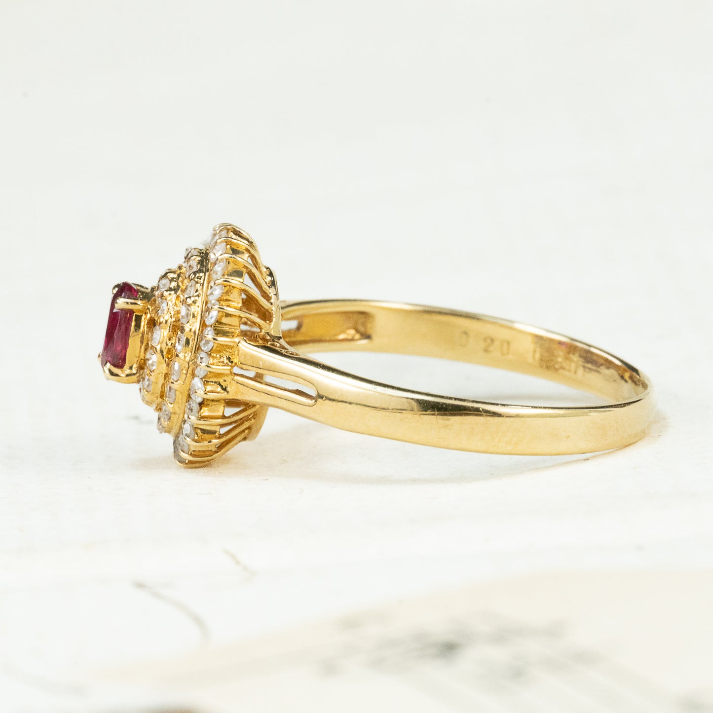 K18 ルビー0.20ct ダイヤモンド0.30ct リング｜二重のハローが囲むクラシックなクラスターデザイン MOR00709