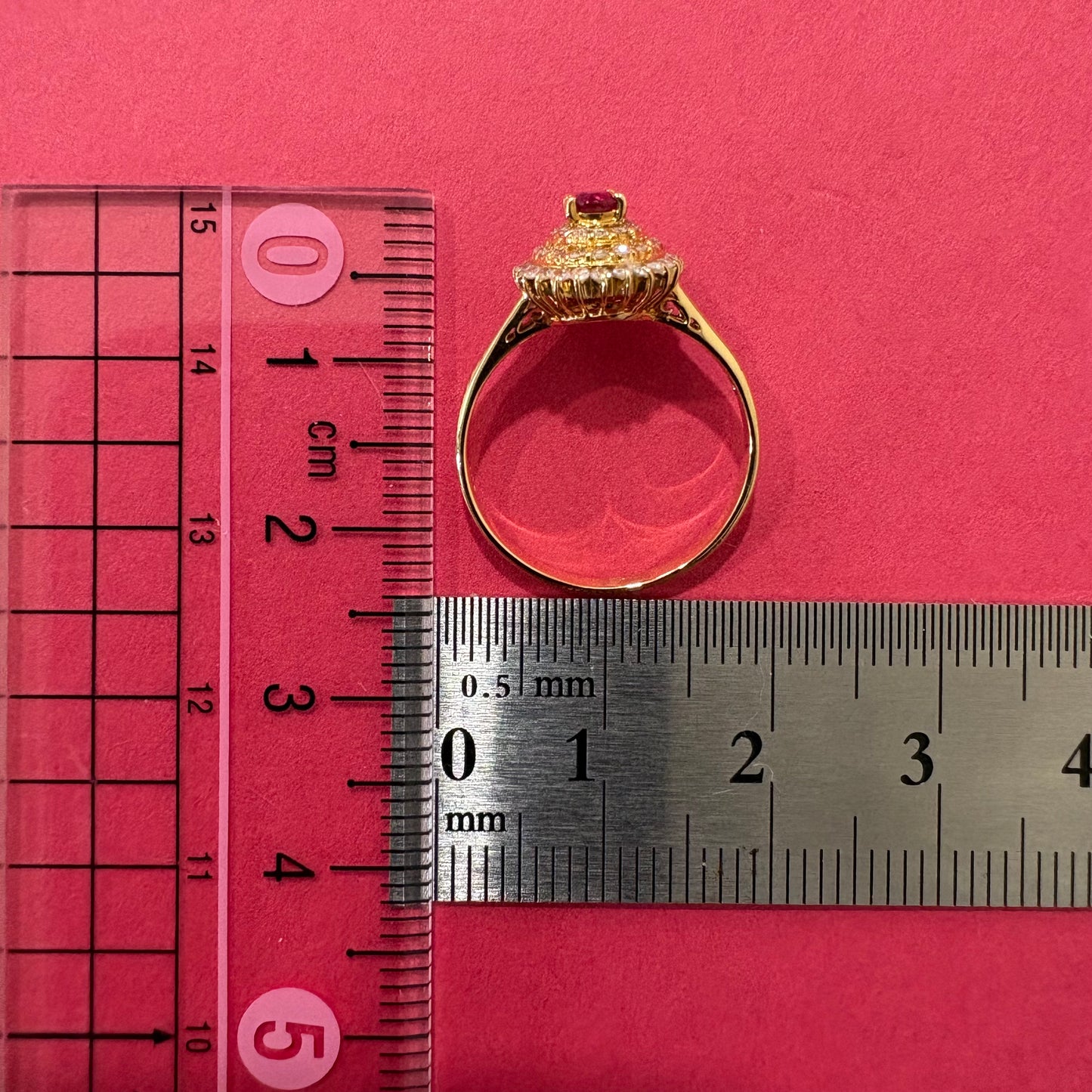 K18 ルビー0.20ct ダイヤモンド0.30ct リング｜二重のハローが囲むクラシックなクラスターデザイン MOR00709