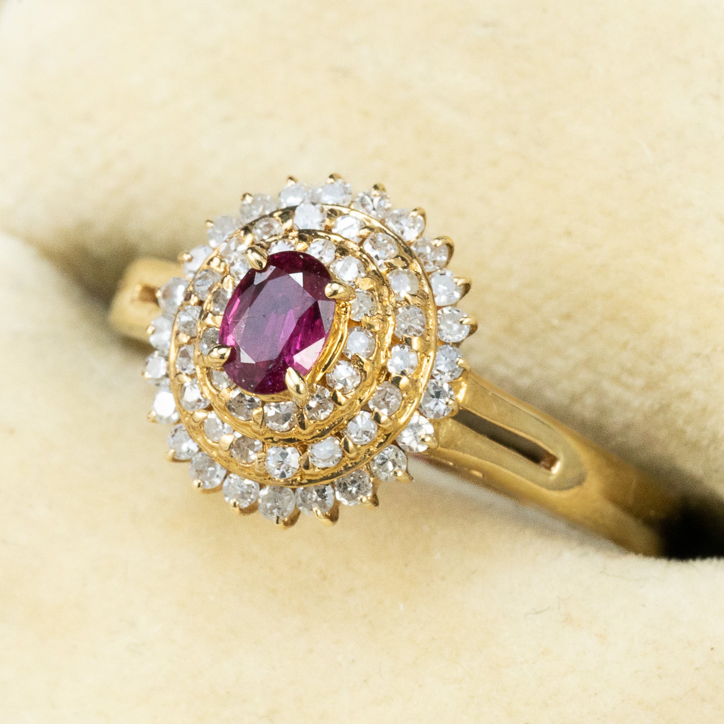 K18 ルビー0.20ct ダイヤモンド0.30ct リング｜二重のハローが囲むクラシックなクラスターデザイン MOR00709