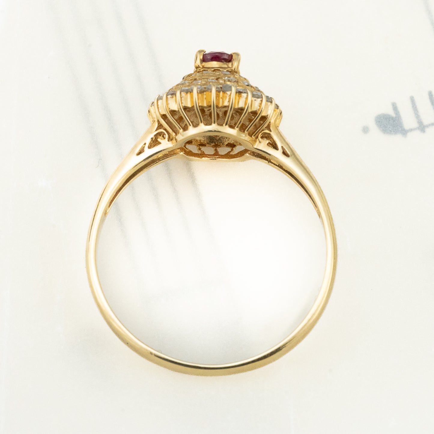 K18 ルビー0.20ct ダイヤモンド0.30ct リング｜二重のハローが囲むクラシックなクラスターデザイン MOR00709