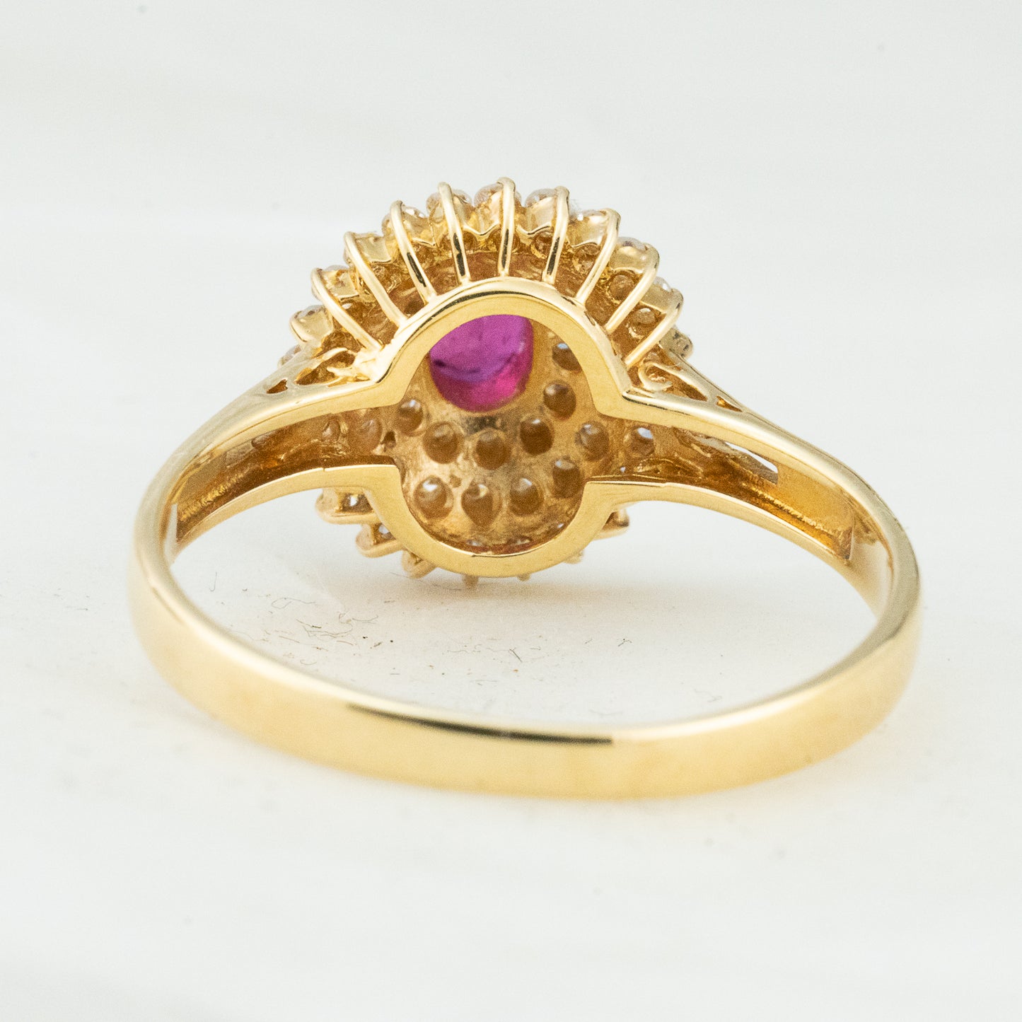 K18 ルビー0.20ct ダイヤモンド0.30ct リング｜二重のハローが囲むクラシックなクラスターデザイン MOR00709