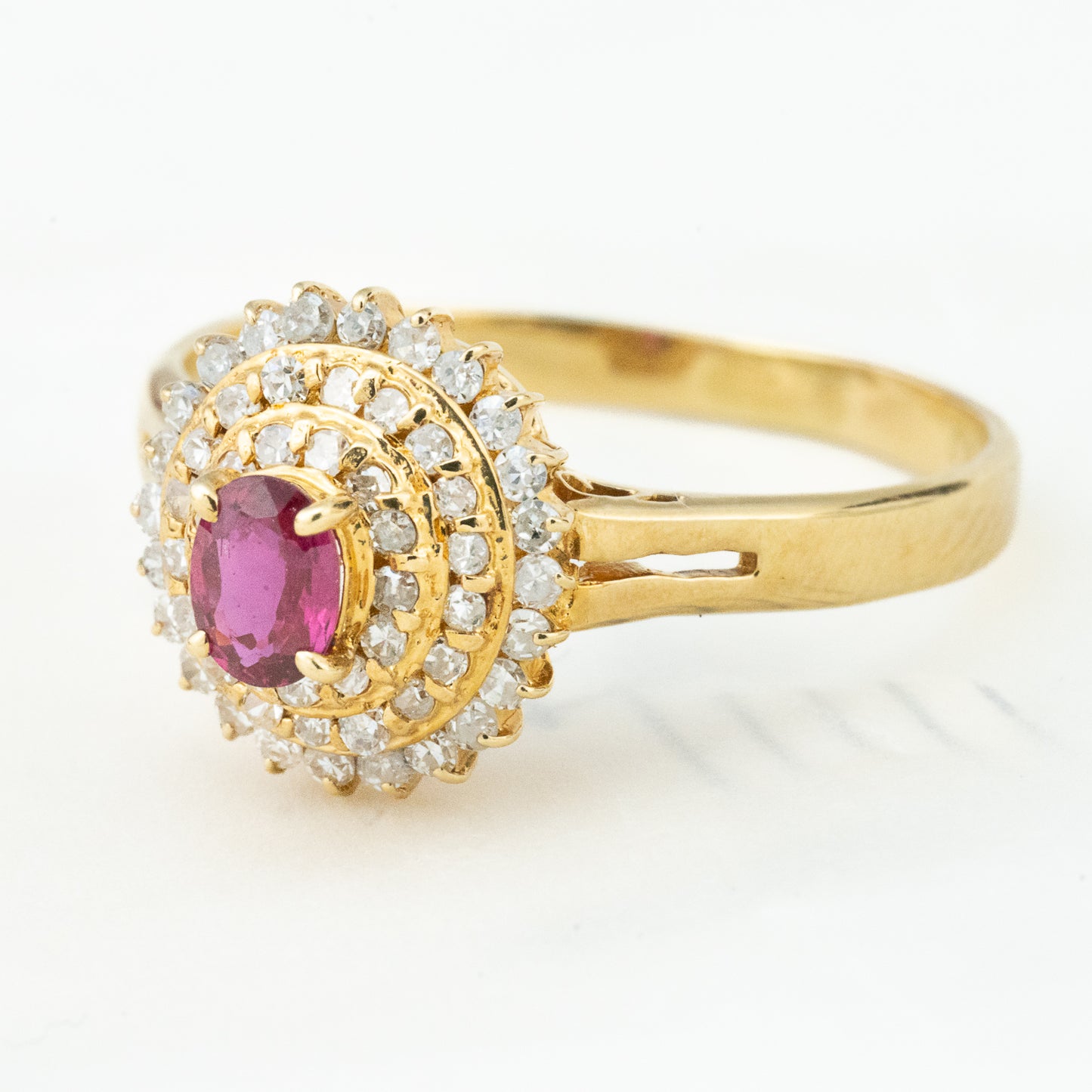 K18 ルビー0.20ct ダイヤモンド0.30ct リング｜二重のハローが囲むクラシックなクラスターデザイン MOR00709