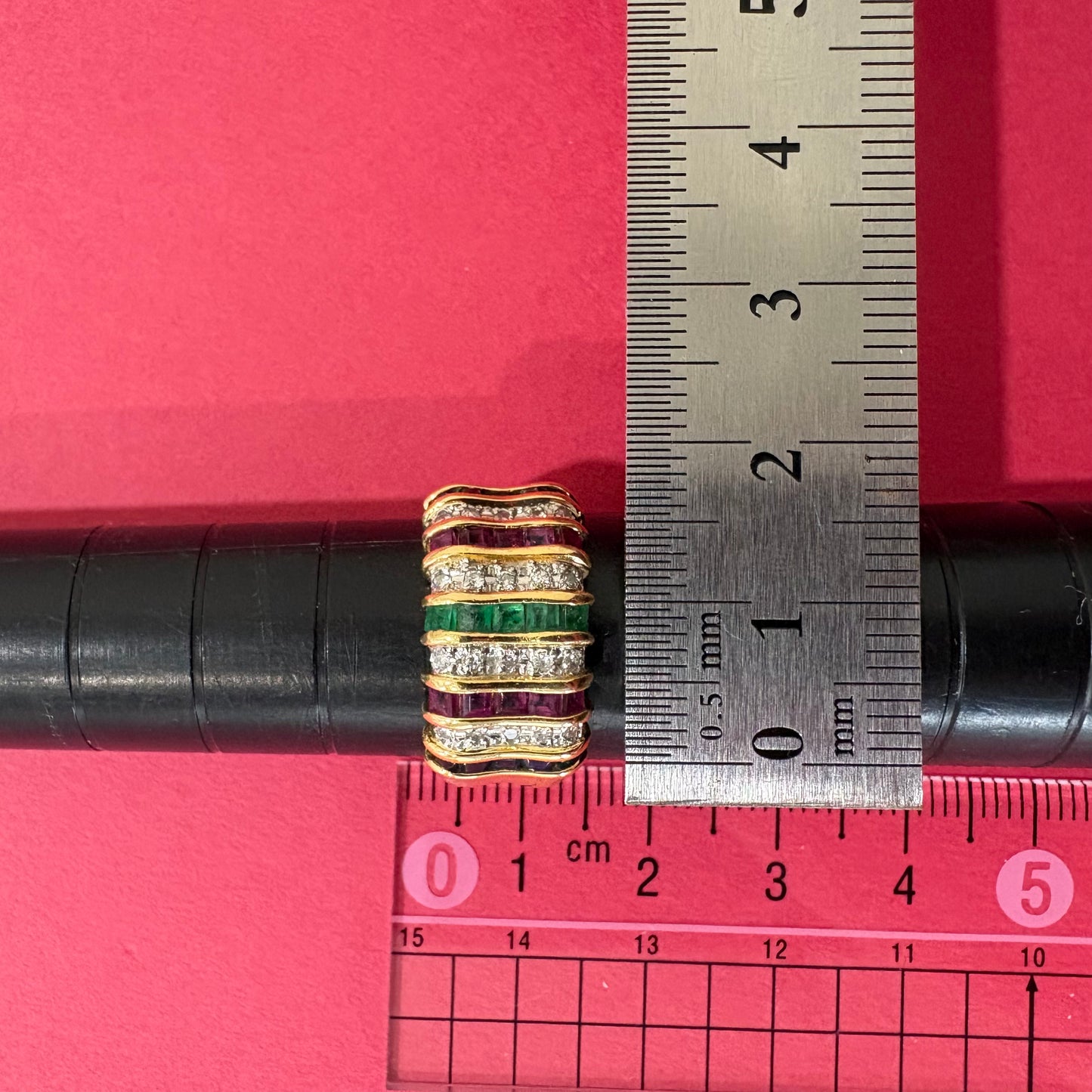 Pt900 K18 マルチストーンリング｜ルビー・サファイア・エメラルド・ダイヤモンドが波状に並ぶ華やかな一本 MOR00738
