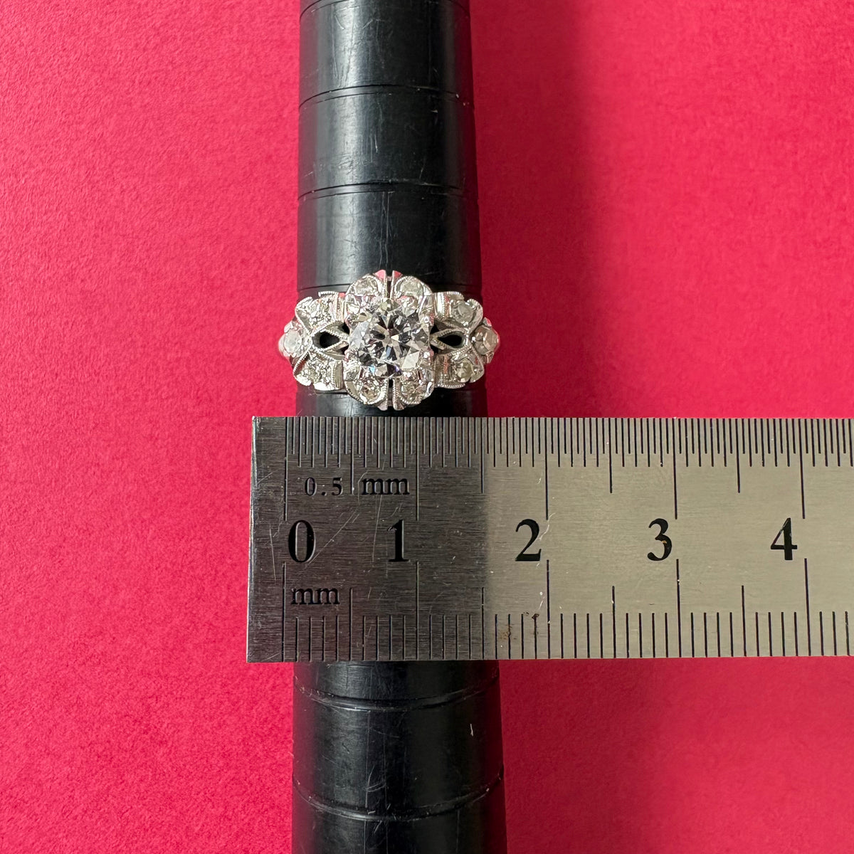 Pt950 ダイヤモンドリング｜大小のダイヤが花のように咲くクラシカルなクラスターデザイン MR00833