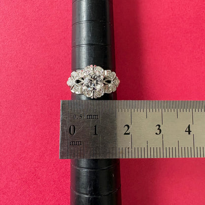 Pt950 ダイヤモンドリング｜大小のダイヤが花のように咲くクラシカルなクラスターデザイン MR00833