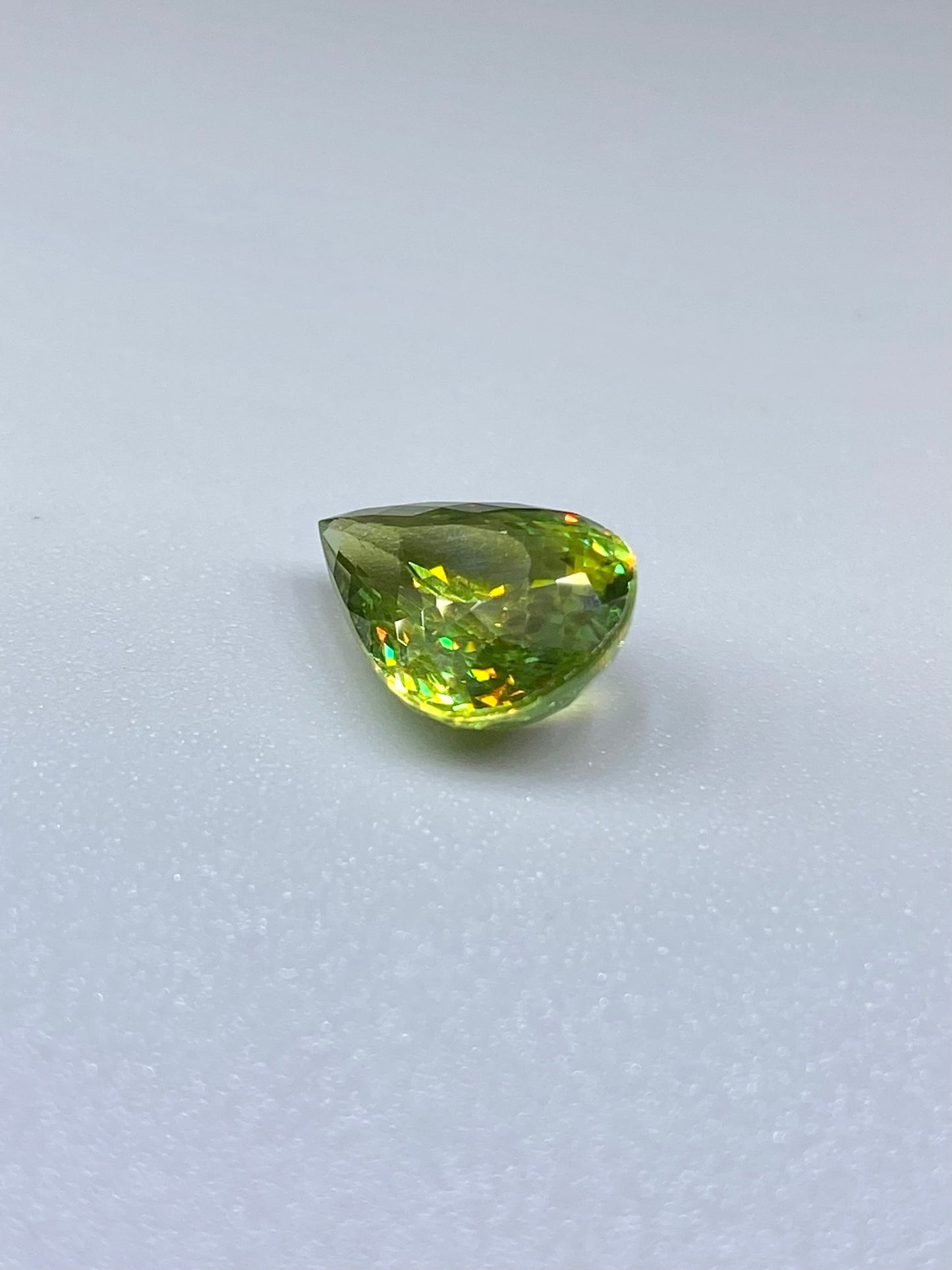 はっきり美しい緑茶系スフェーン 3.29ct ルースペアシェイプ 動画リンク Twitter/Xあり 8枚目