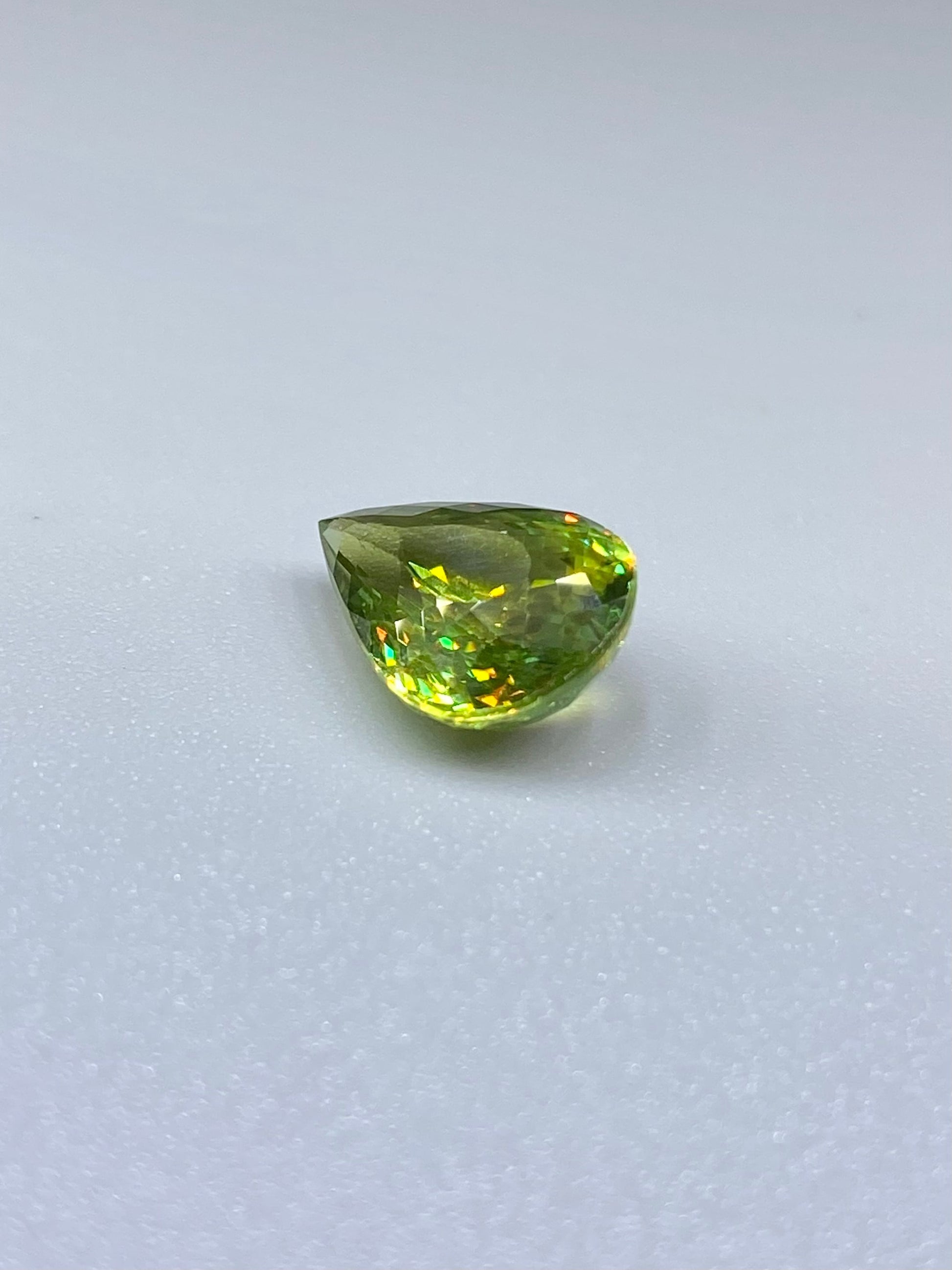 はっきり美しい緑茶系スフェーン 3.29ct ルースペアシェイプ 動画リンク Twitter/Xあり 8枚目