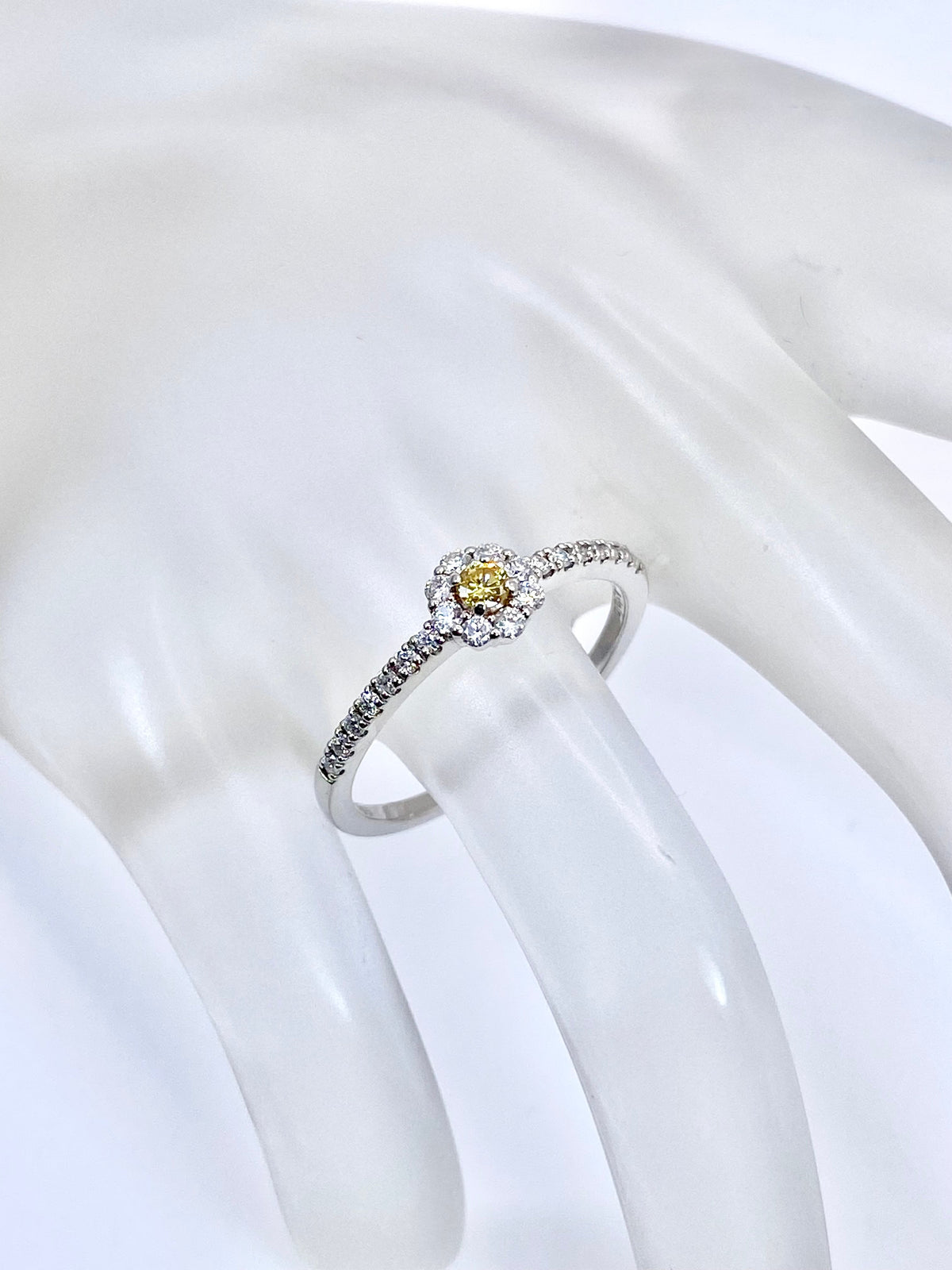 FANCY VIVID YELLOW ダイヤモンド 0.055ct / ダイヤモンド 計0.19ct Pt950 リング 12号【リフレッシュメント(新品仕上げ・補修・洗浄等済)】【3日以内返品可（※カード/キャリア決済の場合）】