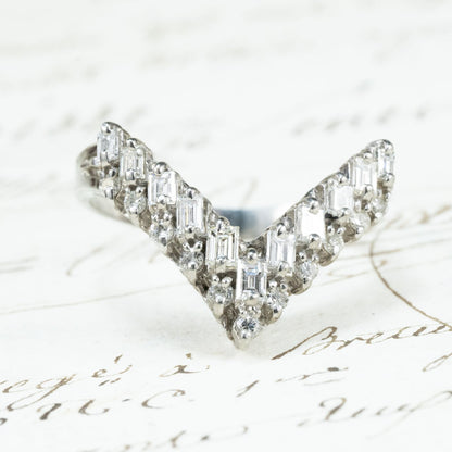 【日本の作品】ヴィンテージ 昭和ジュエリー Pt900 ダイヤモンド 0.7ct V字シェイプ 透かし レトロ デザイン シルバーカラー リング OKR00205